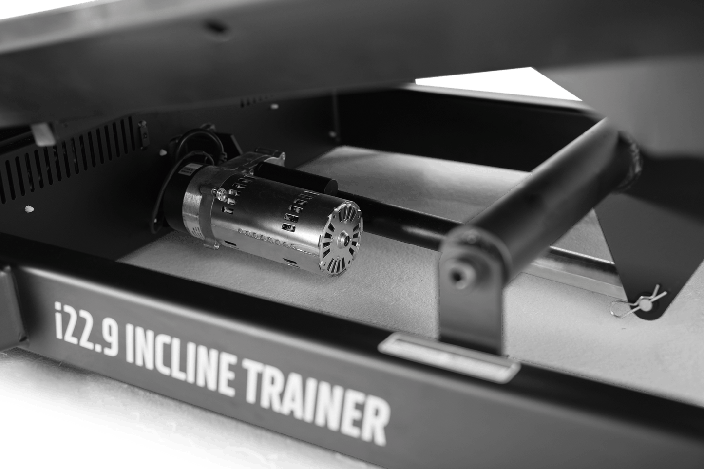 i22.9 Incline Trainer